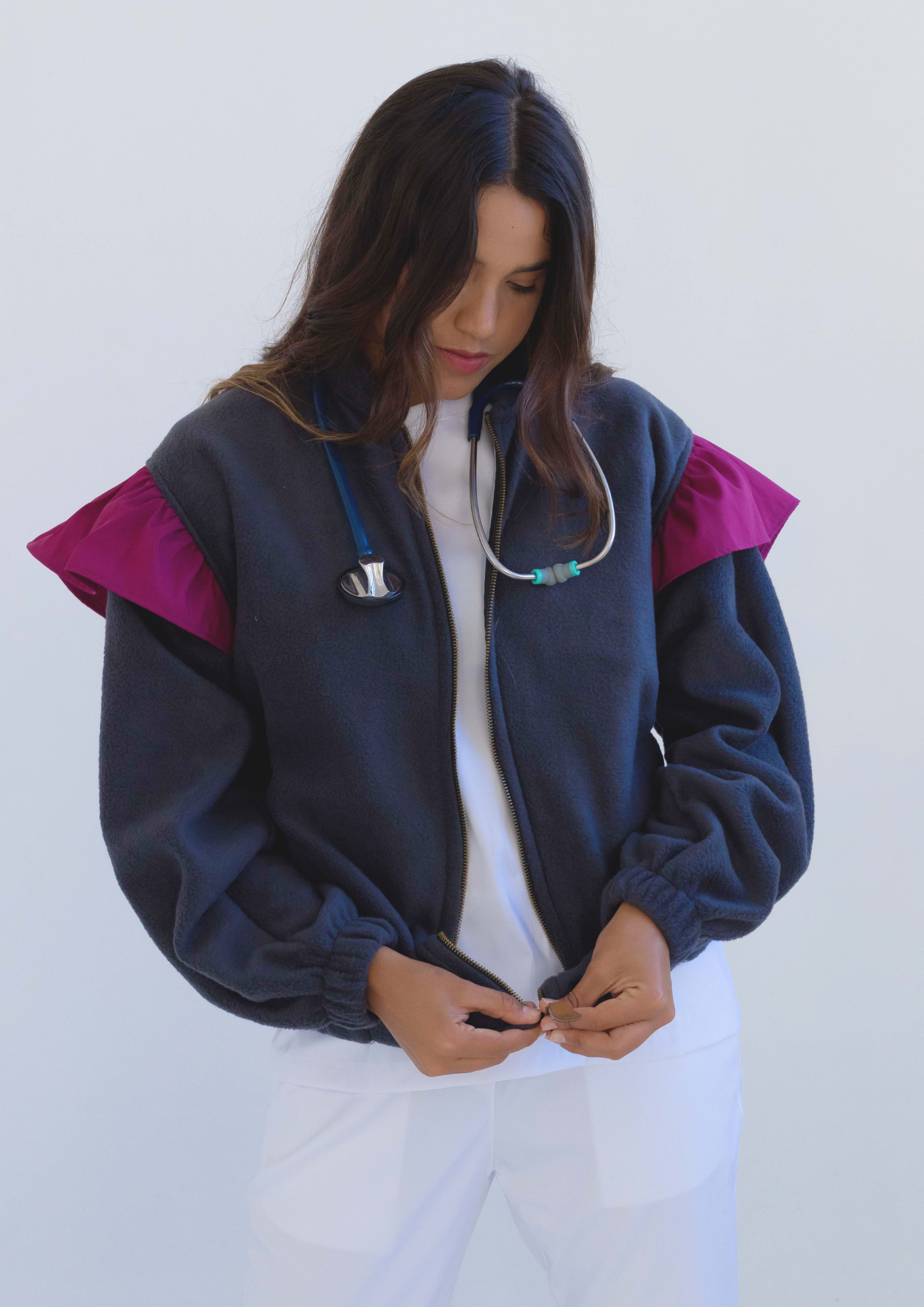 CAMPERA NORI / GRIS OSCURO Y BORDO